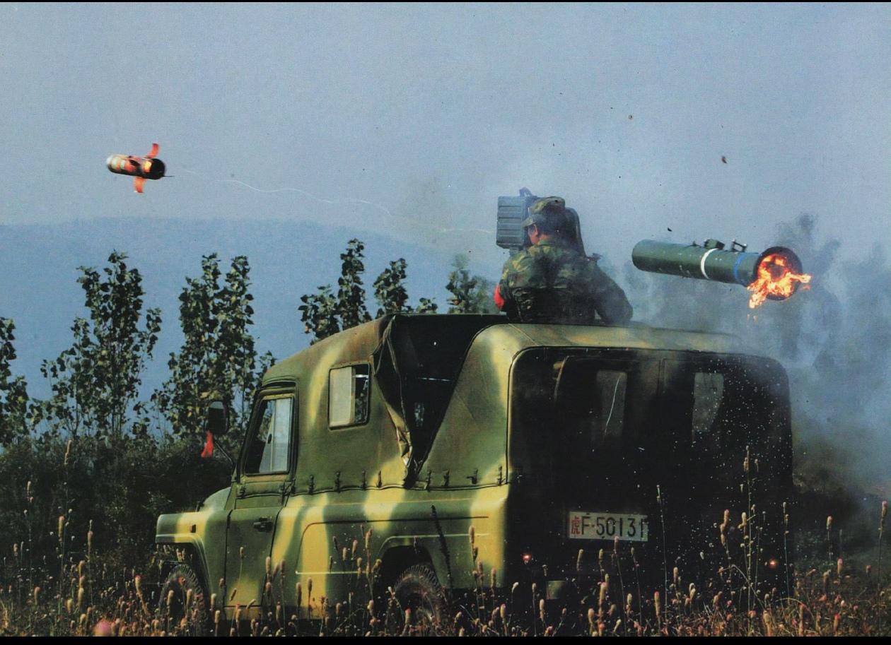 八十年代我军的明星导弹武器，红箭八号反坦克导弹，典型的二代反坦克导弹。据说当时是