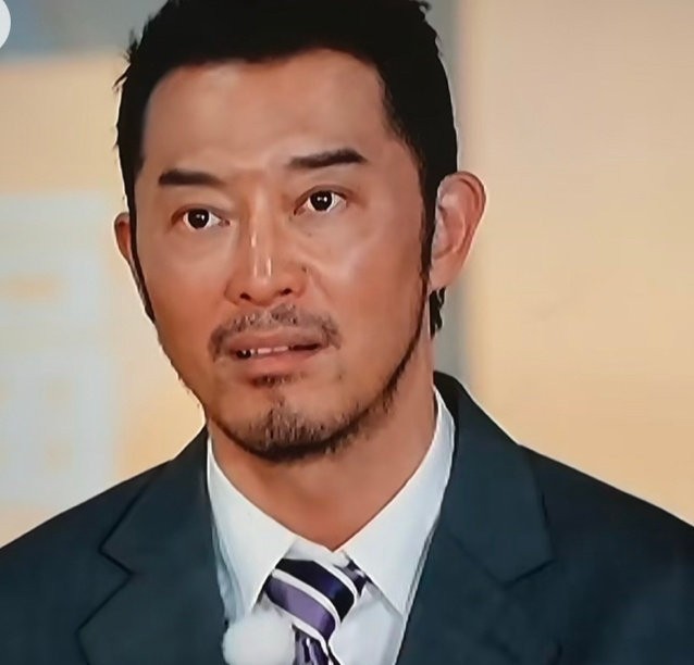 沙溢最近露面状态引发热议，网友发现他面部线条格外紧致，有人猜测是妆容效果，也有人
