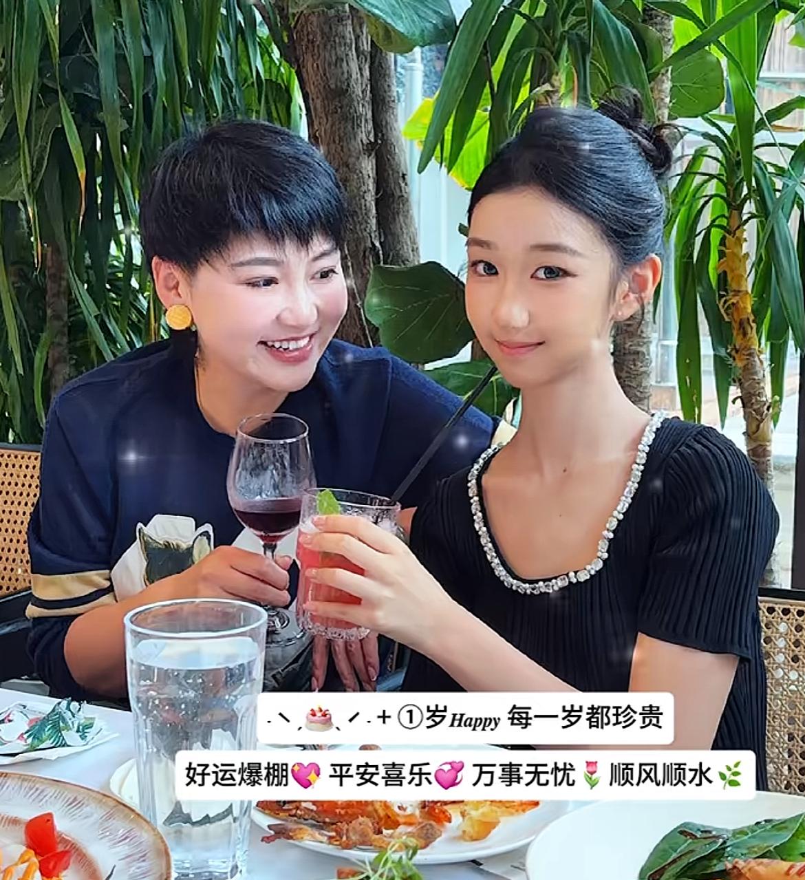 杨树林妻子胖丫再次瘦出新高度携父母外出给女儿庆祝生日，老公缺席女儿穿黑色裙子
