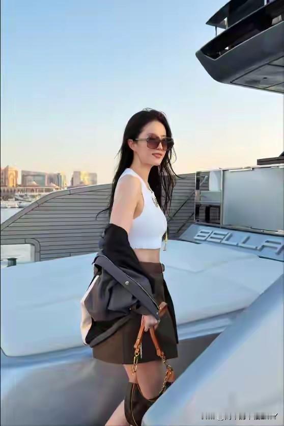 12月10号，刘亦菲往社交平台发了几张游艇日落照。没修图，没摆拍，全是随手拍下的