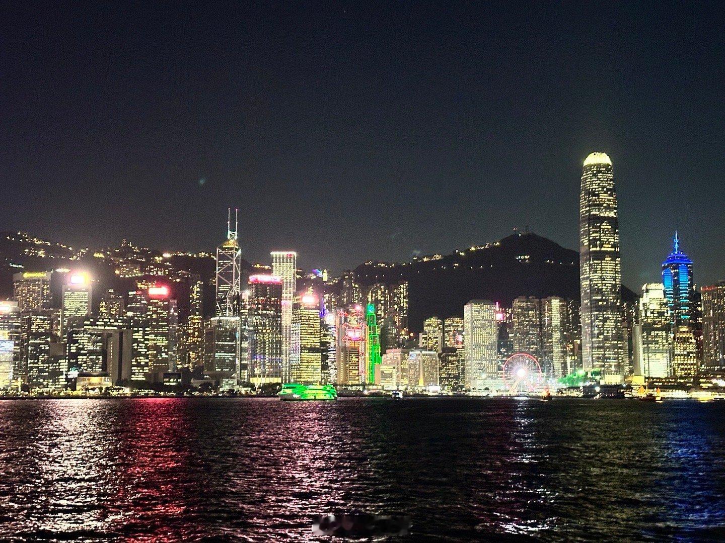 长这么大，来香港那么多次，确实第一次真正看到维港夜景[笑着哭]​​​