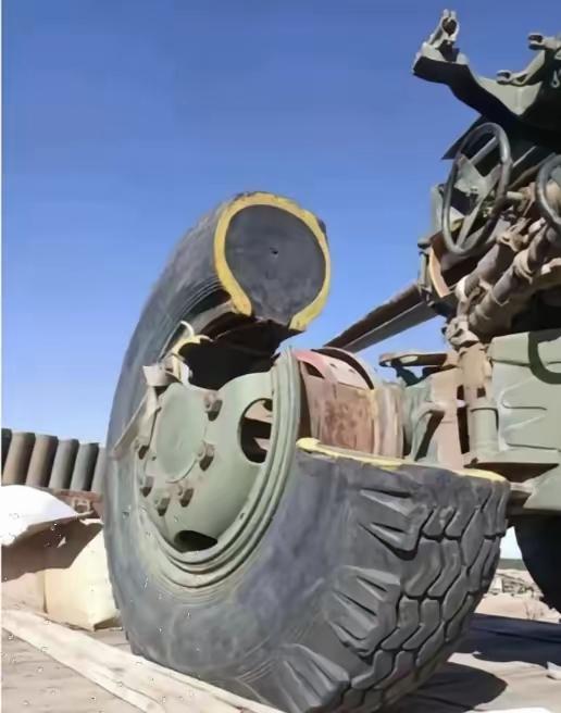 刚刷到军用轮胎被切开的图，我直接惊了！一直以为军用轮胎就是块实心橡胶，评论区网友