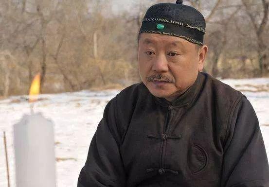 19岁的小媳妇月红，嫁的是62岁的张财主。一天晚上完事后，张财主摸着她的头发说：