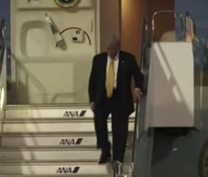 有点奇怪，当地时间10月27日17时许，特朗普乘坐“空军一号”专机抵达日本东京羽