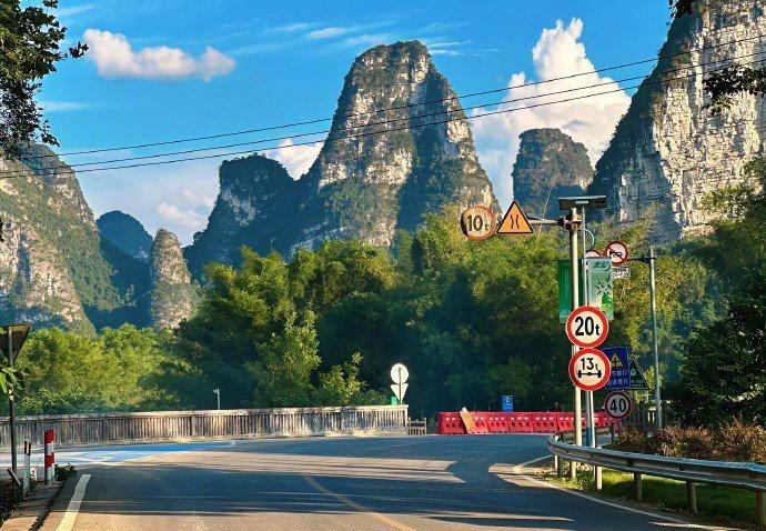 这样的广西，你可曾见过？不是滤镜，是无人机实拍：德天瀑布跨国水帘一秒切换中越模