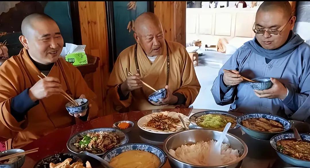 与时俱进，现在的出家人也想开了，酒肉穿肠过，佛祖心中留，该吃该喝[汗]