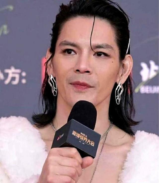 向太喊话周星驰，星爷沉默不回应，全程零互动，网友吃瓜看戏。当年向太炮轰过他，如今