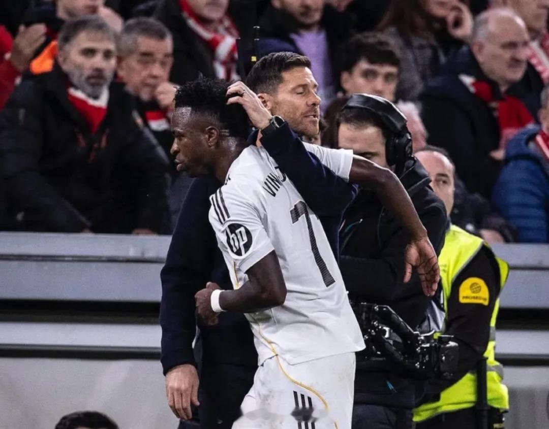 阿隆索在赛前新闻发布会上表示，他非常倚重维尼修斯。皇马主帅说：“无论是在个人还是