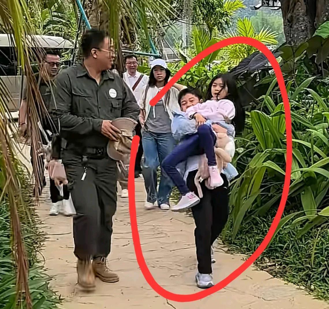 霍启刚把空姐递来的免费升舱卡推了回去，说孩子要看云。这话传上网，当年骂声一片