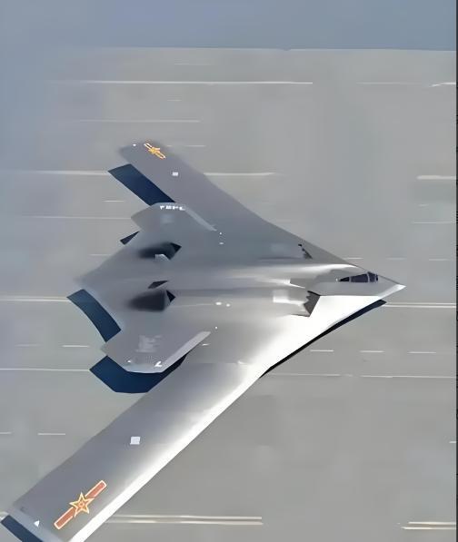 王炸，据外媒消息，中国研发的新一代远程战略轰炸机H-20正在地面滑跑测试。跑