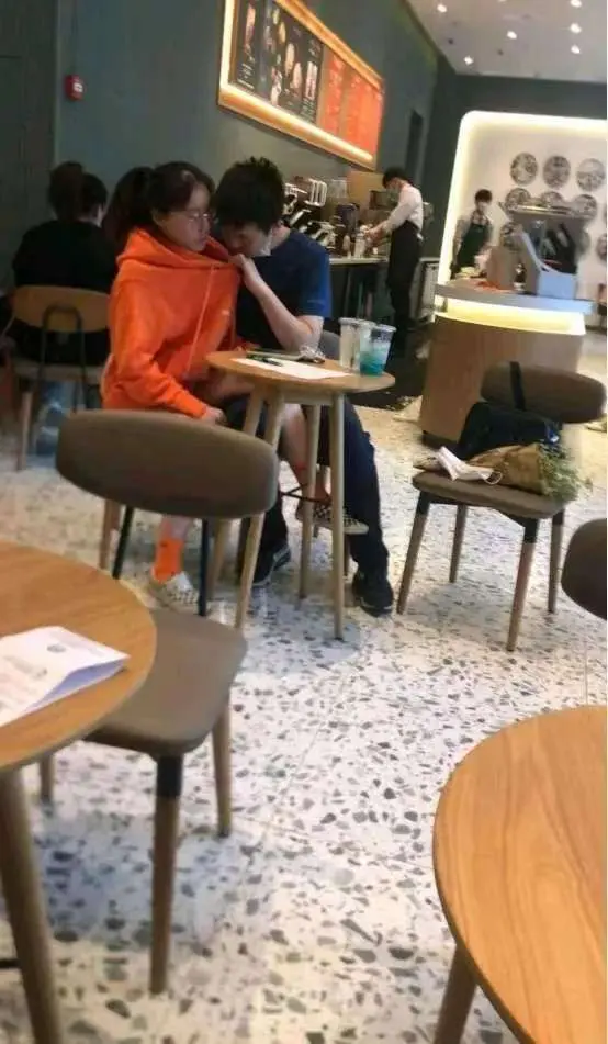 光天化日，大庭广众的，看什么呢