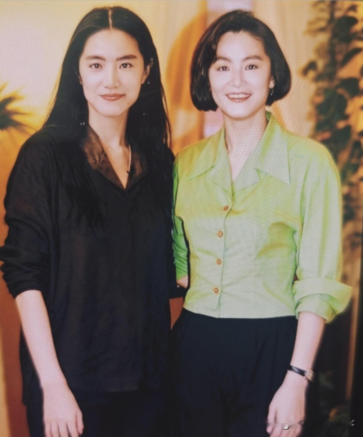 刷到林青霞和替身施懿同框照，她的长相太奇妙，既像青霞又像祖贤，侧面似两人的孩子，