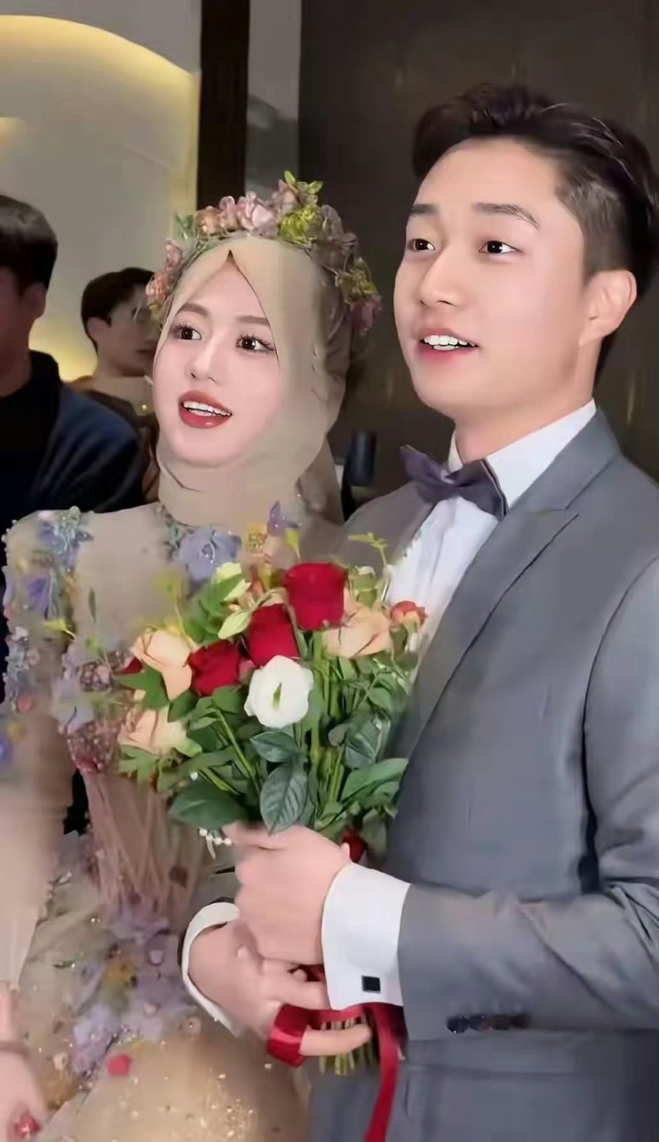 这个是回族的新娘吗？实在是太漂亮了，第一次见这种淡黄色的婚纱高颜值cp