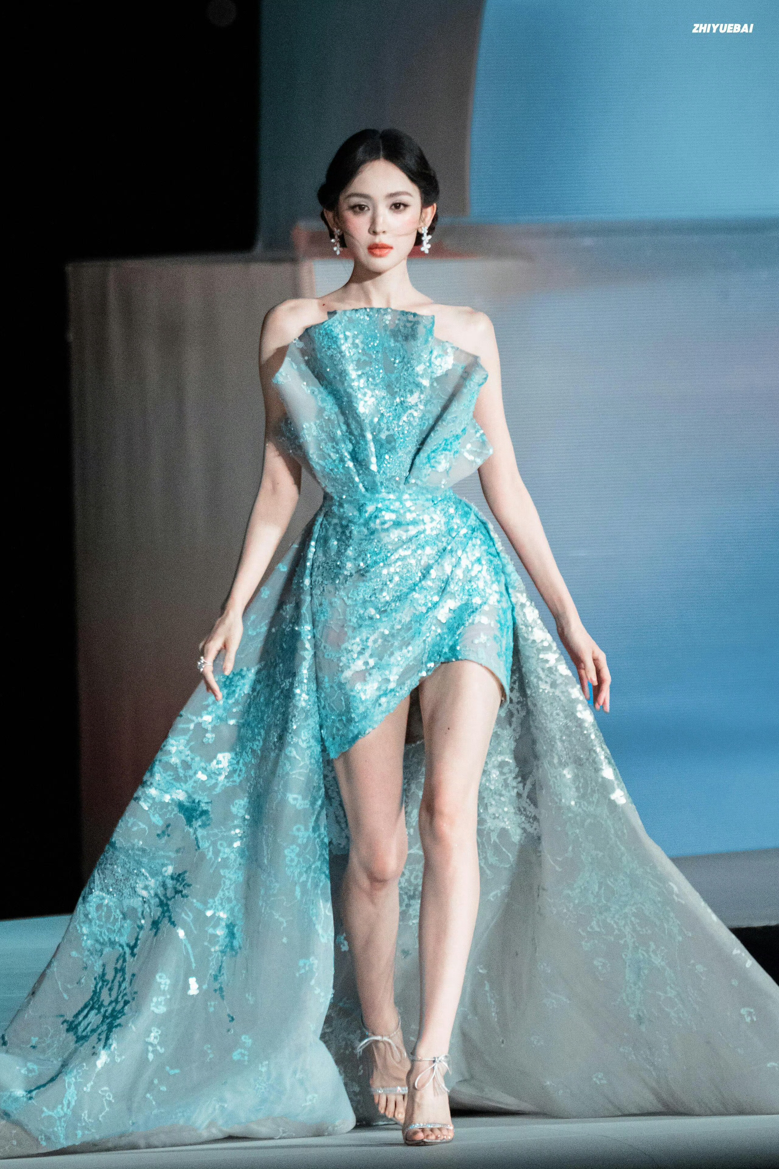 古力娜扎蓝色贝壳抹胸裙太美了娜扎嘉人活动图，好完美的脸好完美的身材好完美的娜扎完
