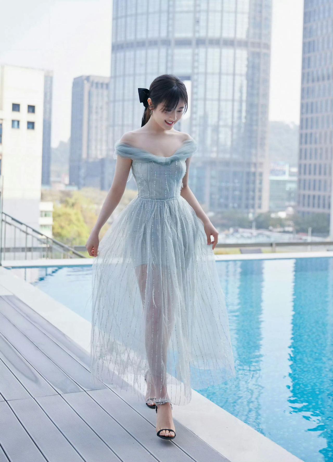 夏日清凉穿搭，轻盈纱裙与黑色凉鞋的完美搭配，尽显优雅与舒适。