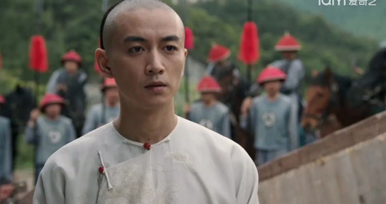 《大生意人》李成换上清朝官服拔剑自刎为的是一千多名兄弟的生路。《大生意人》中