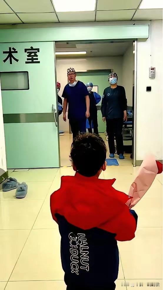 女邻居晚上一边喝酒，一边哭......她是名外科大夫，今天下午做了一台手术。