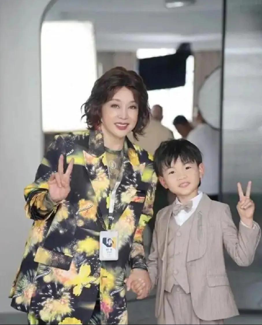 74岁刘晓庆剪短发太惊艳！穿西装阔腿裤，精气神碾压小年轻谁懂啊！74岁刘晓