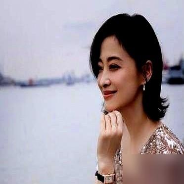 51岁梅婷穿深V大秀腰线，满脸褶子却看呆了台下的年轻人。换做是你，51岁还敢