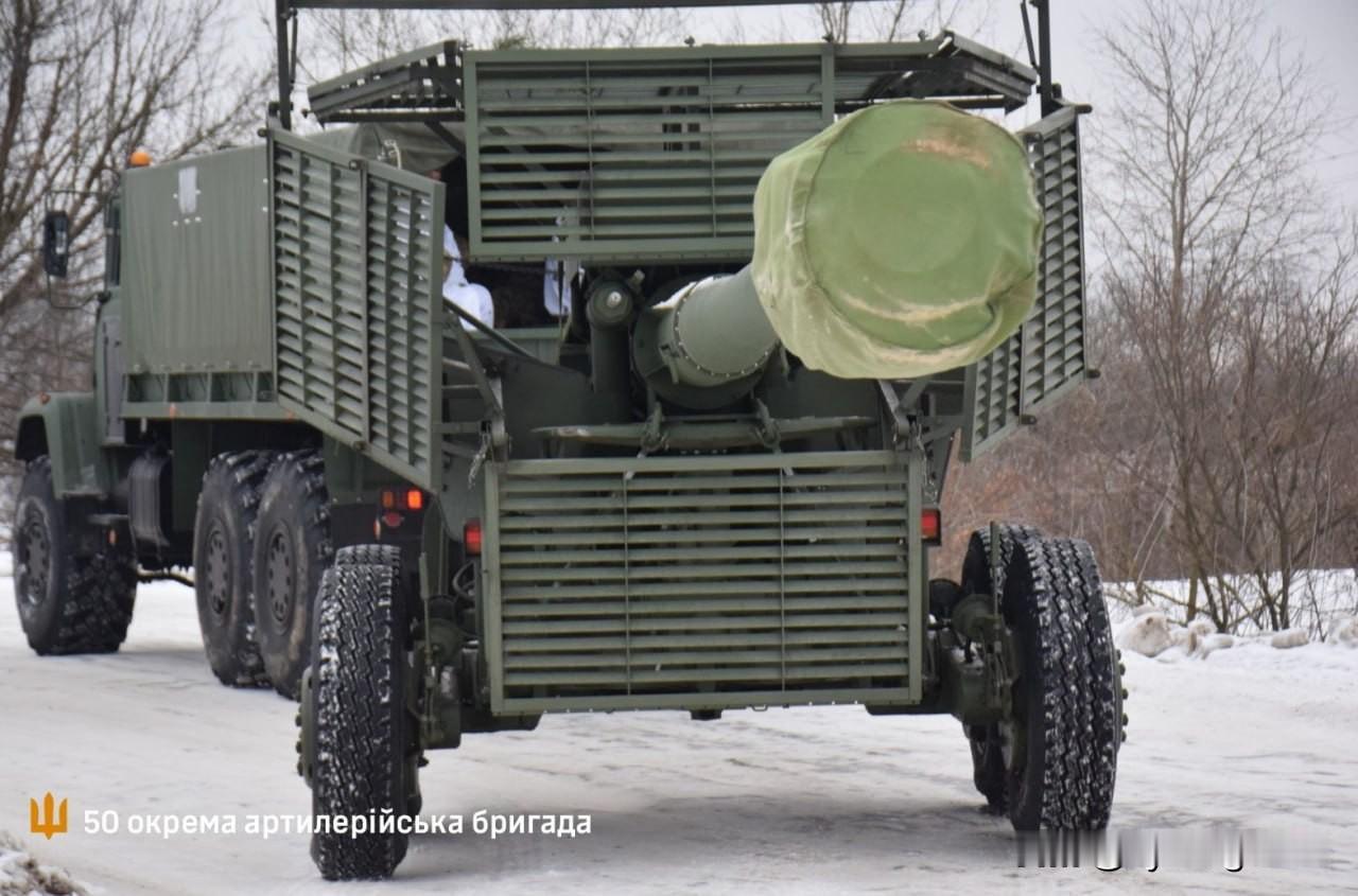 🇺🇦乌克兰155毫米牵引式榴弹炮“博格达纳-BG”，配备标准反无人机网。