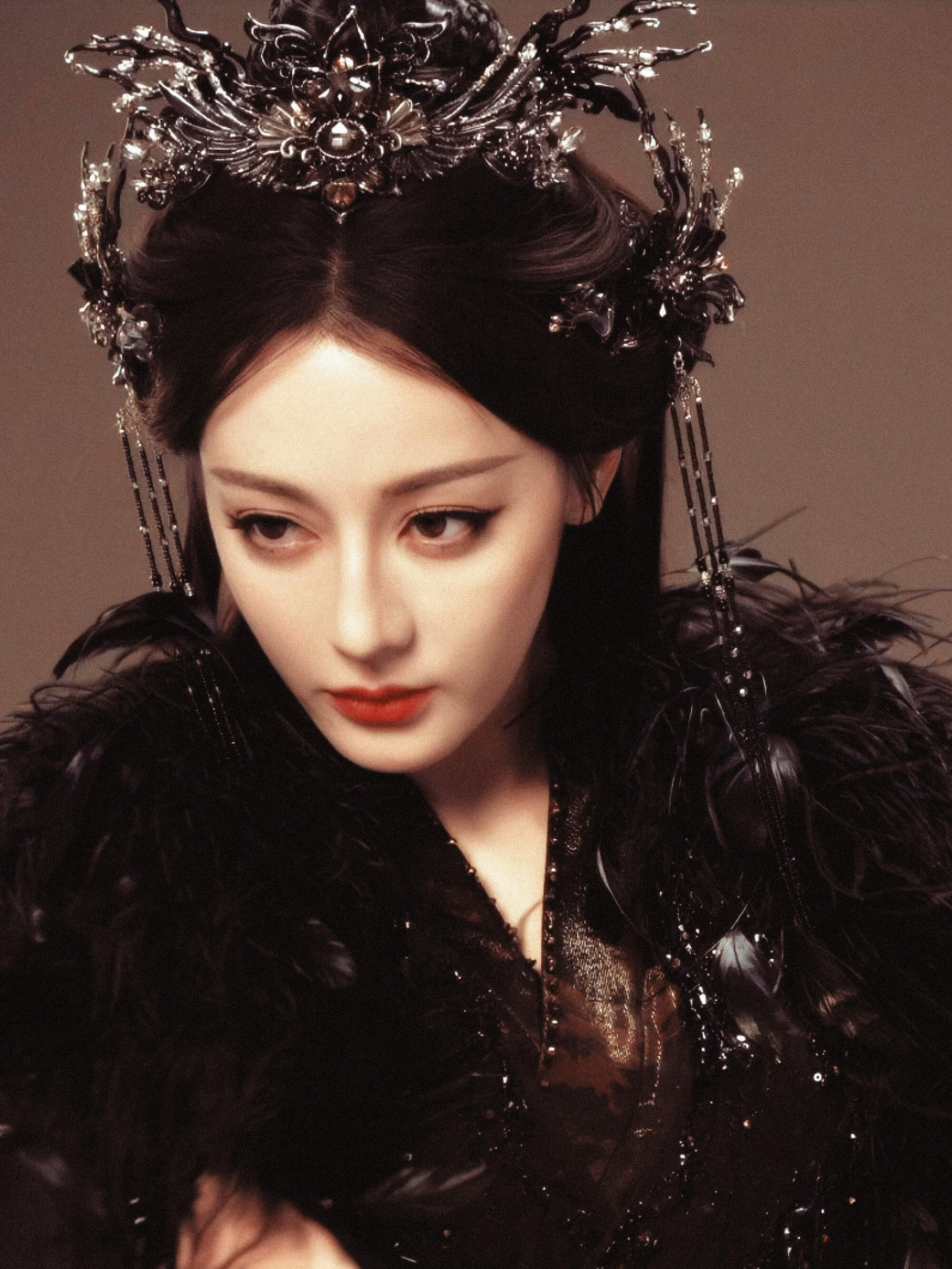 恭喜迪丽热巴《白日提灯》腾讯站内预约量破330万，灵主大人好强大的气场❗️