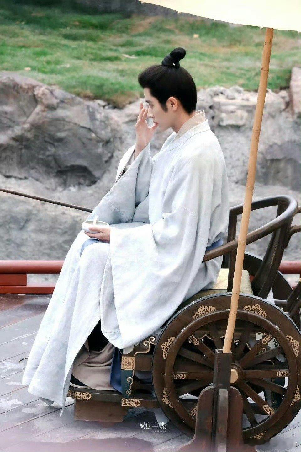 丞磊莫离坐轮椅路透来了！丞磊新剧《莫离》路透素衣古装眼神太有暗黑权谋味！天选定王