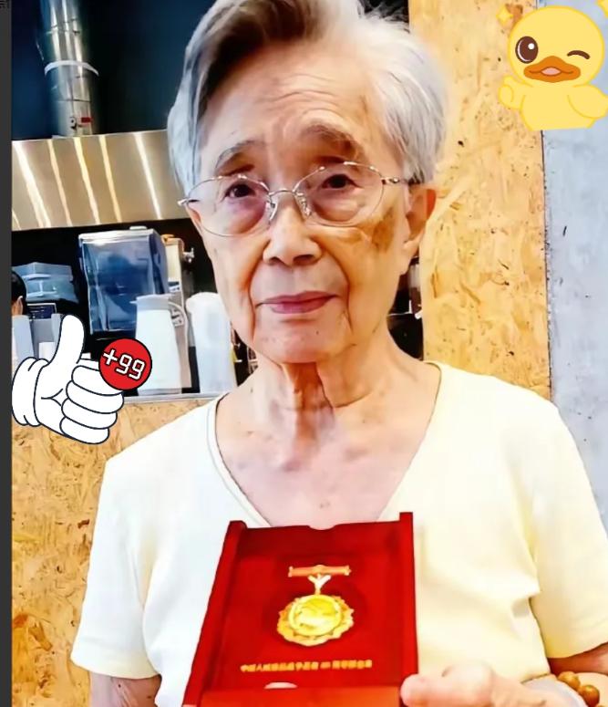 台北传来动容暖心一幕！杜聿明将军女儿杜致廉，公开了大陆寄来的抗战胜利80周年纪念