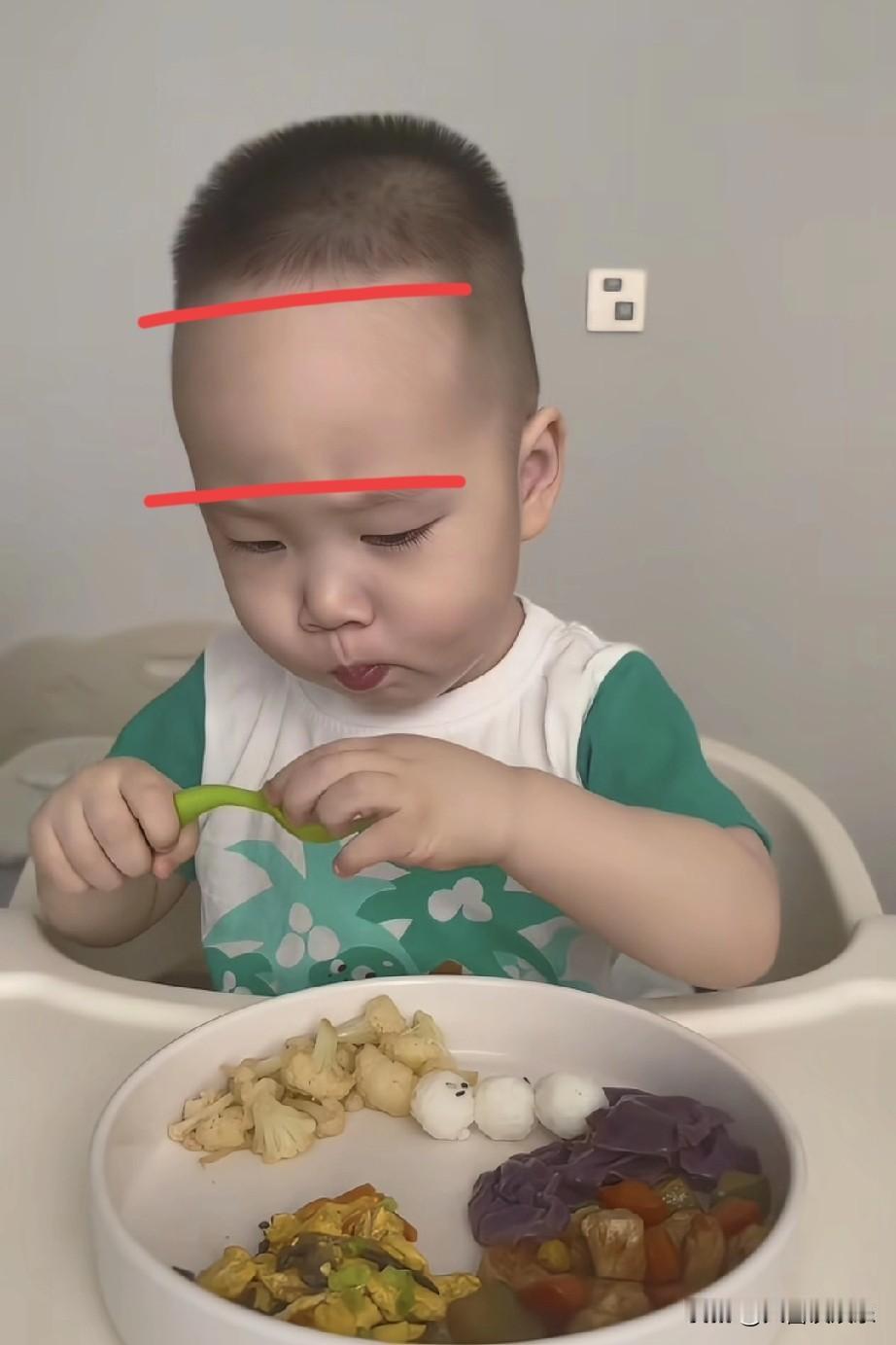 我敢说，这个米乐肯定有问题。不是他2岁不挑食吃饭还干净，也不是因为他说话不清