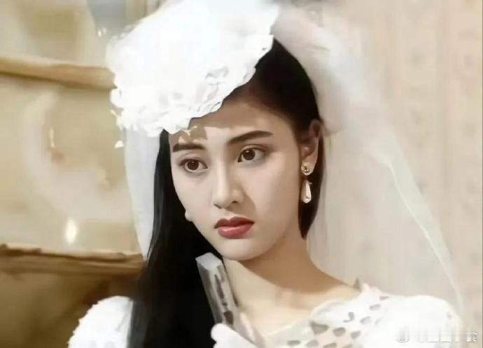 无美颜无滤镜时候的李嘉欣确实很美，有种小家碧玉的感觉！​​​​