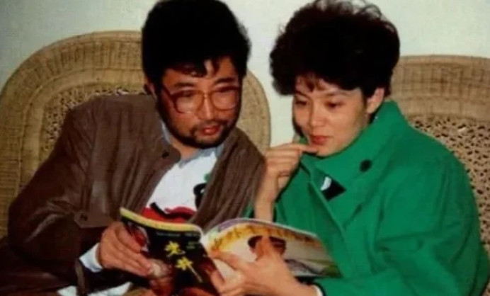 当年，朱军大胆向潘虹表白：“我要是和你年龄差不多，我就往死里追求你。”潘虹则冷冷