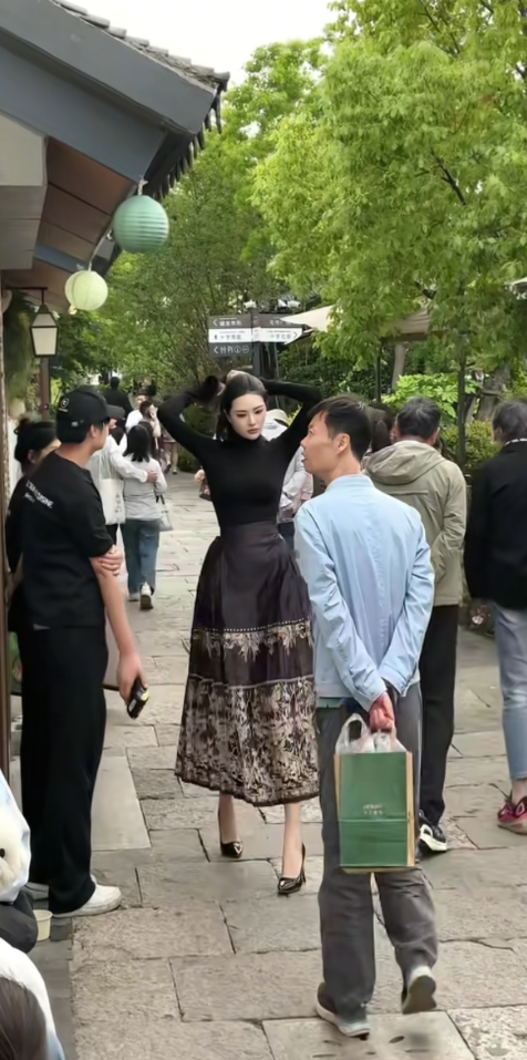这大哥是亮点，已经是佛门中人。