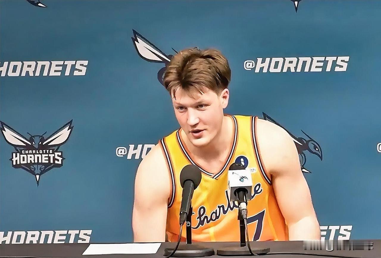 黄蜂新秀克尼普尔被库里打服了！今日勇士以132-125击败黄蜂。赛后，克尼普