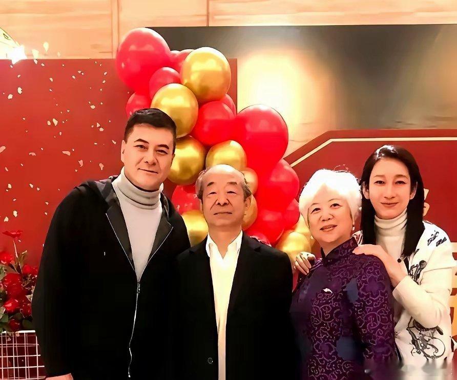 内地影后秦海璐，圈里出了名的“不好惹”。但她这辈子干过最狠的一件事，不是在片场，