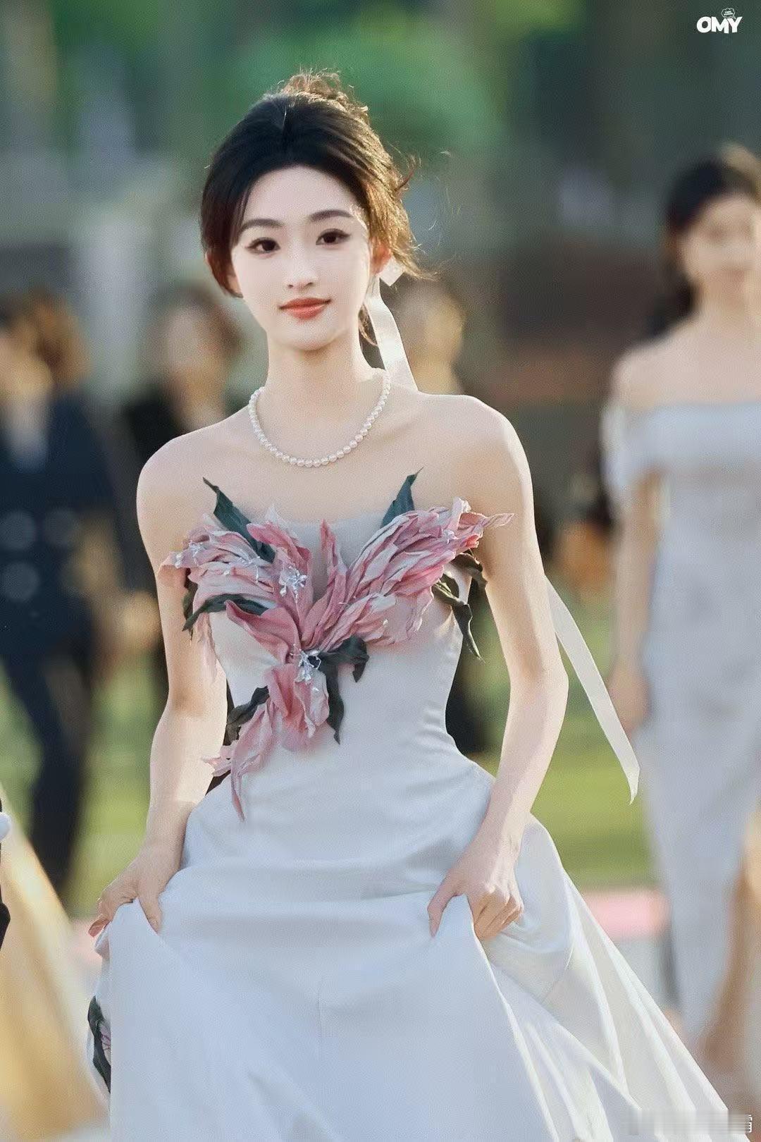  杨雨潼的红毯造型太美了！简约白礼服搭配百合花装饰，低调又显贵，好适合今天金鸡的