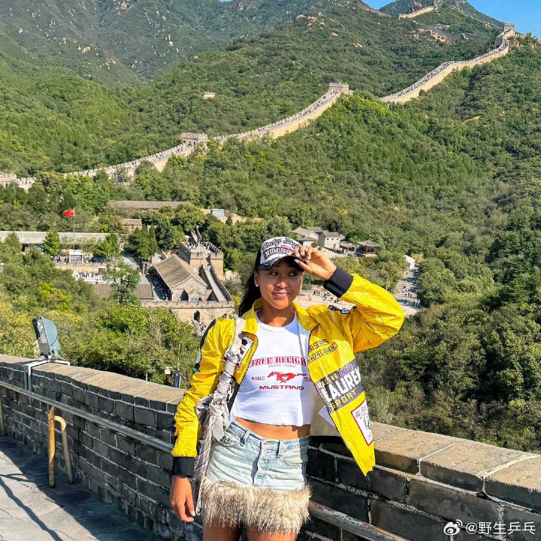 大坂直美游览长城大坂直美更新社媒晒照，来到八达岭长城游览：你好中国2025中网女