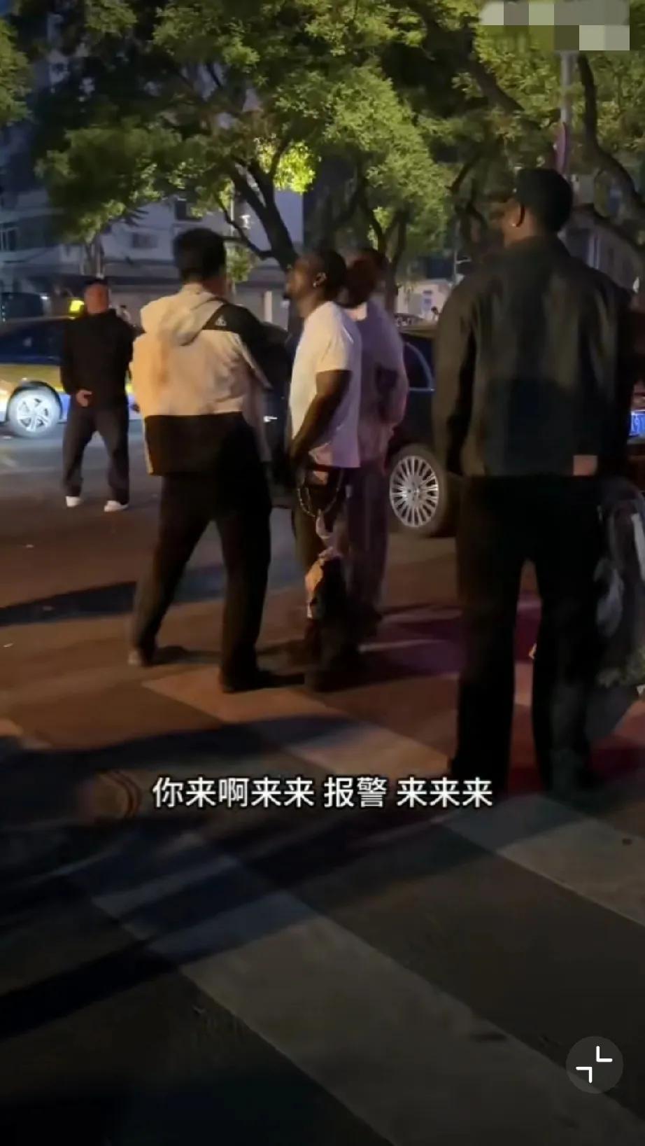 平时在网上直言不讳的网友，在现实中还是非常理智的。。。对某些人说的话现实清醒人