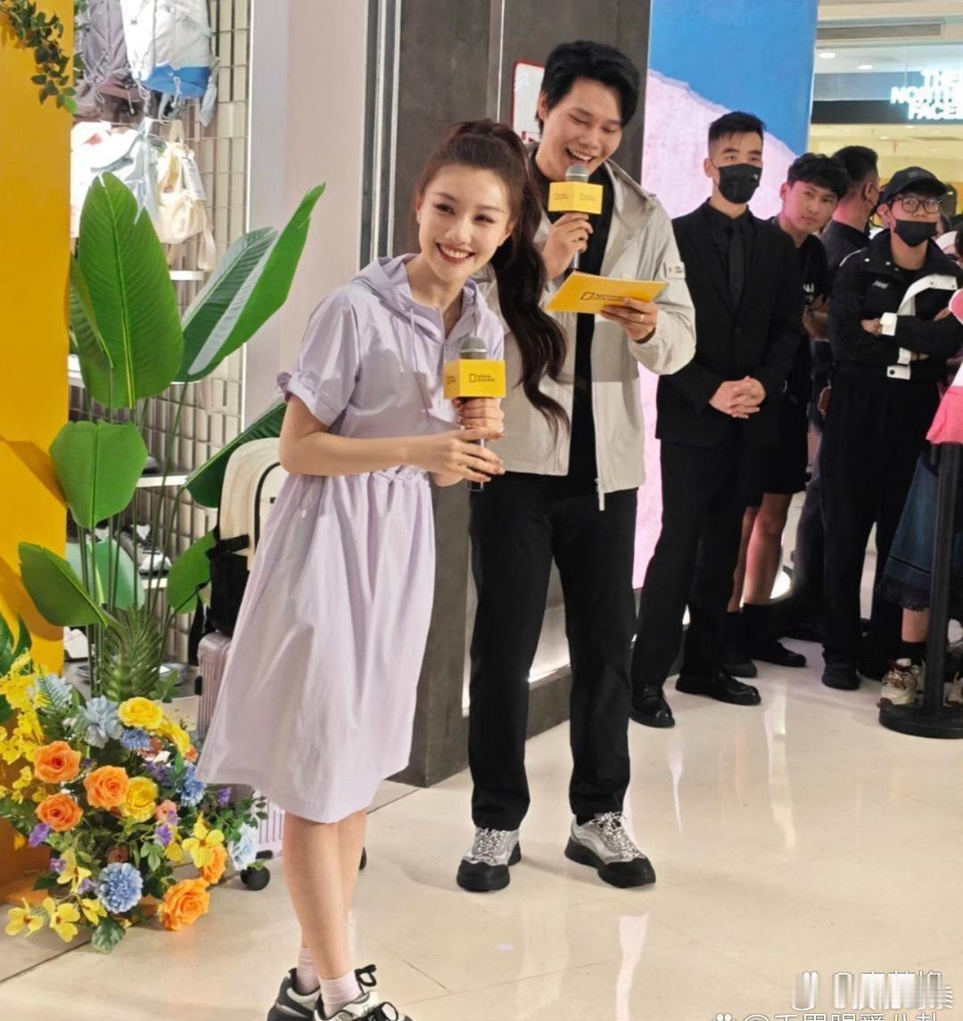 一直以为屏⁠幕里已经够好看了‏，‏‎结果‏﻿见到真人直﻿接惊了，王鹤⁠润⁠线下也