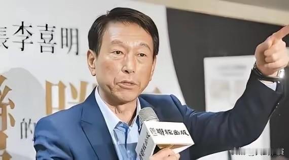 台军前“参谋总长”李喜明，是岛内公认的“潜艇专家”，海军司令出身。他自己干过