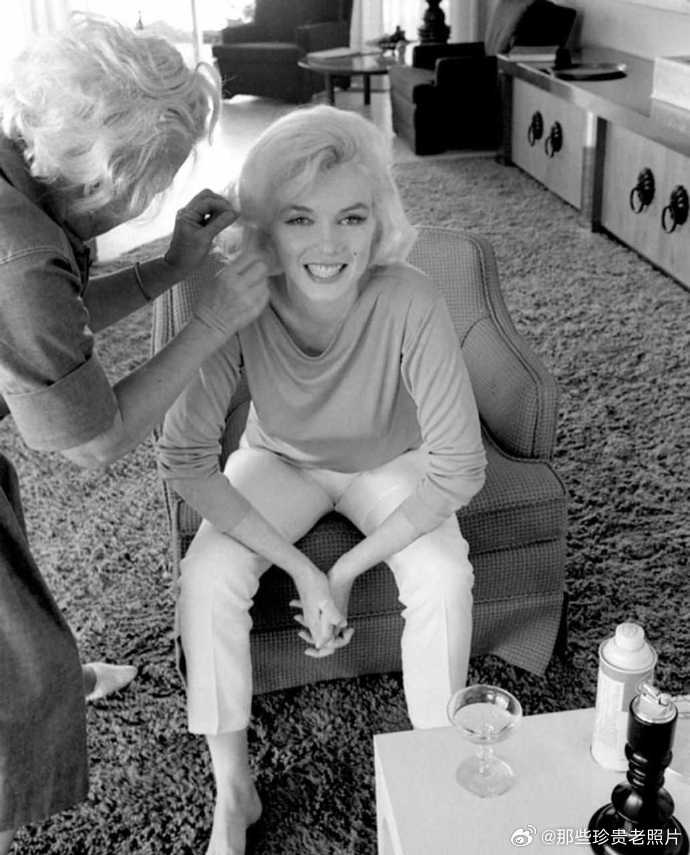 1962年，玛丽莲·梦露的私人造型师AgnesFlanagan正在为她做发型。