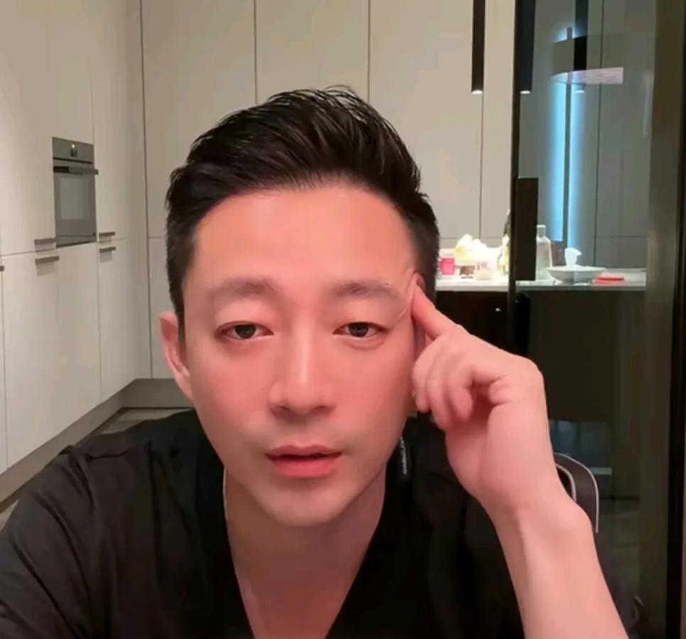 汪小菲这波直播操作属实有点意思，平时看他在直播间卖货四平八稳的，这回被弹幕喷“戏