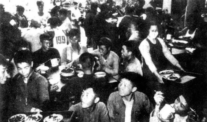 1954年夏天，大生源油厂炊事员毛善庆创造了奇迹：两斤米煮出四斤饭！这惊