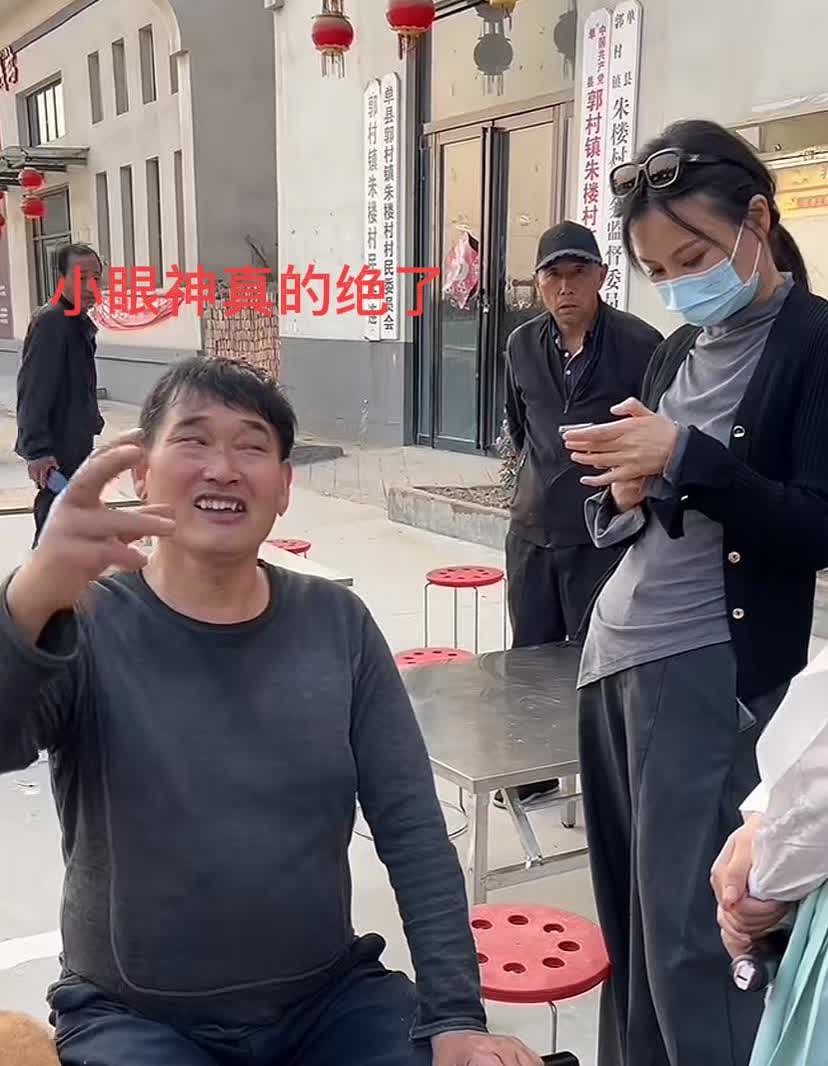 山东富豪，大衣哥确实很有唱歌的天赋。这一点是公认的。大衣哥自己说唱歌天赋是娘胎里