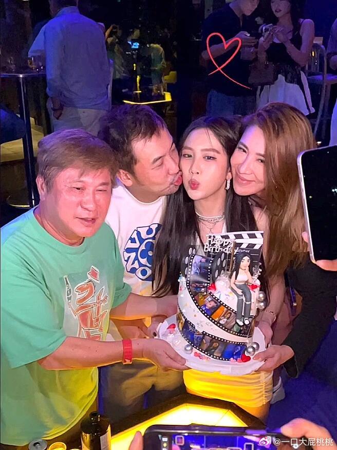 小祯女儿Emma18岁生日聚会全家人合影，跟妈妈好像[笑着哭]这么幸福的家庭