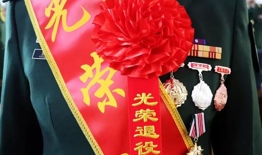 总有人随口轻飘飘地说：“在部队干够十二年，退伍后政府就帮你安排工作，多稳当。”