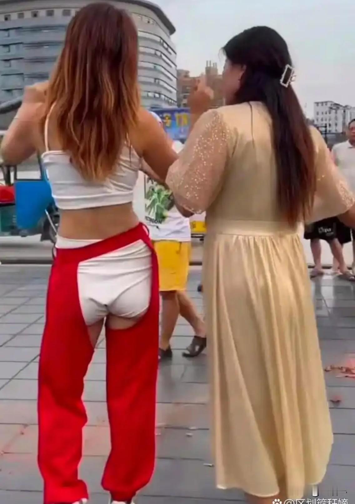 这是在步行街拍到的巴黎世家的新款，不知道这种打扮的人是怎样的一个心态？