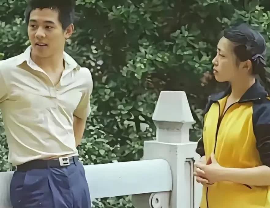 李连杰离婚35年仍陷争议：抹去前妻记忆的代价，比一见钟情更伤人的是什么？