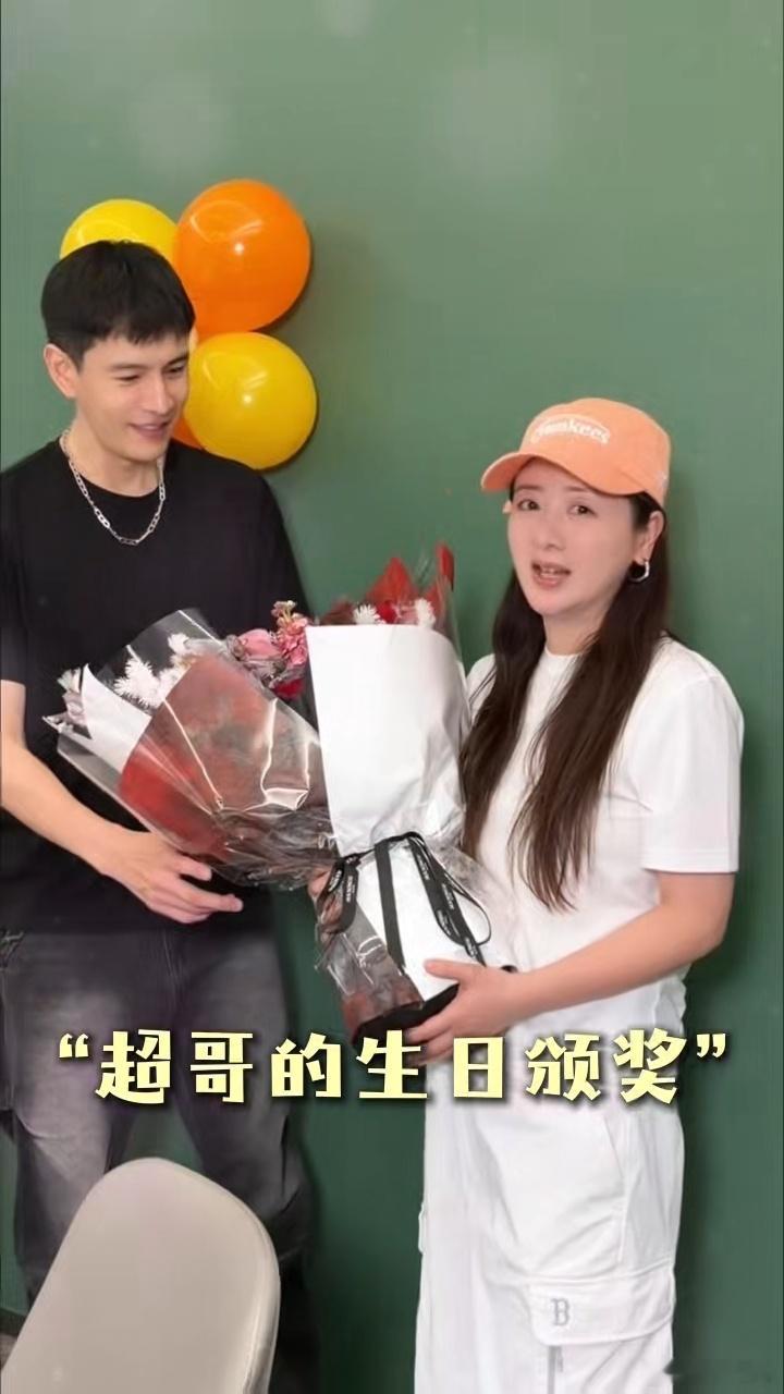 小李琳收工第一件事是给经超庆生内娱真夫妻的浪漫天花板又更新了！小李琳收工连妆都