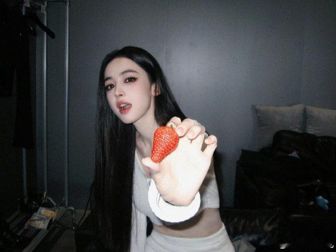 娜扎喂我吃草莓了520被娜扎喂草莓了颜值气质无可挑剔，温婉灵动尽显风情，自带满满