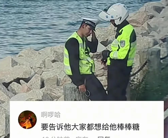 “看哭了！”7月21日，新疆赛里木湖，一交警小哥坐在岸边偷偷流泪，同事拥抱安慰，