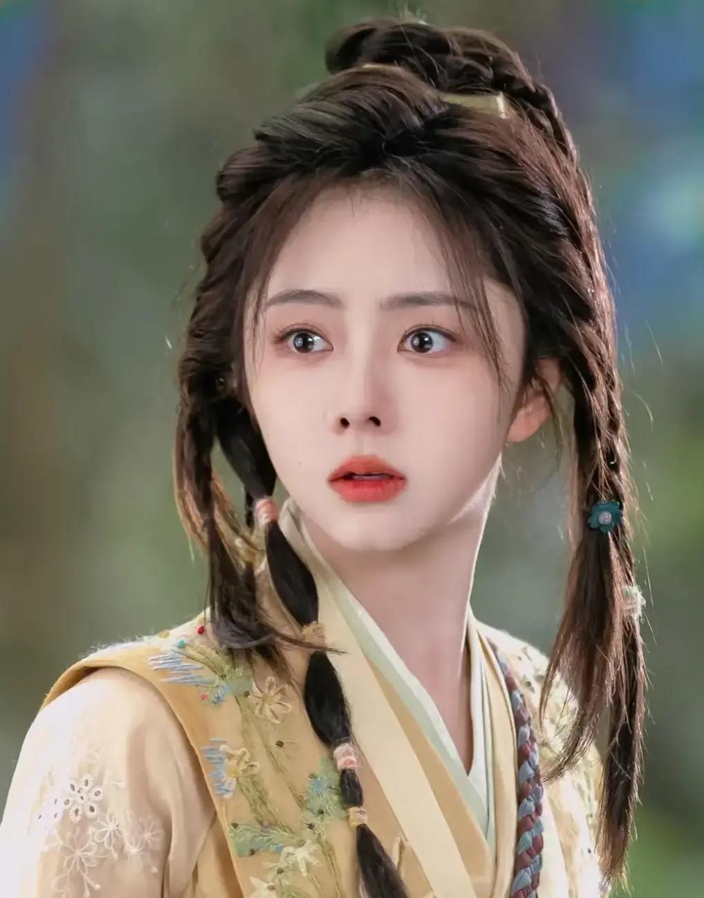 圆脸黄蓉上线即爆！谭松韵这次真把黄蓉演活了。造型师说，特意把她的梨涡当设计